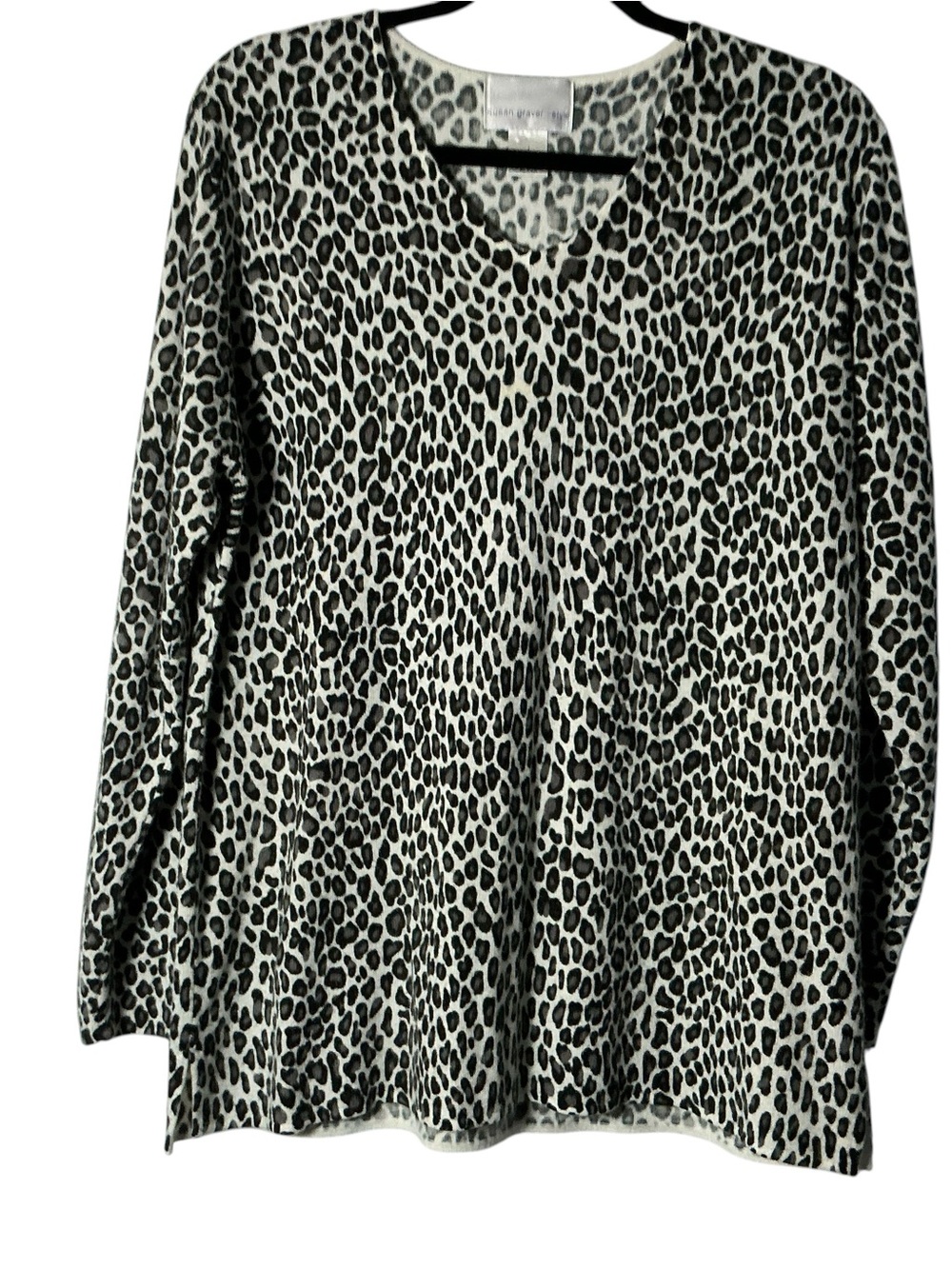 Susan Graver Style Snow Leopard Print Tunic Sweater Large V-Neck Side Slits Gray - Picture 3 of 8